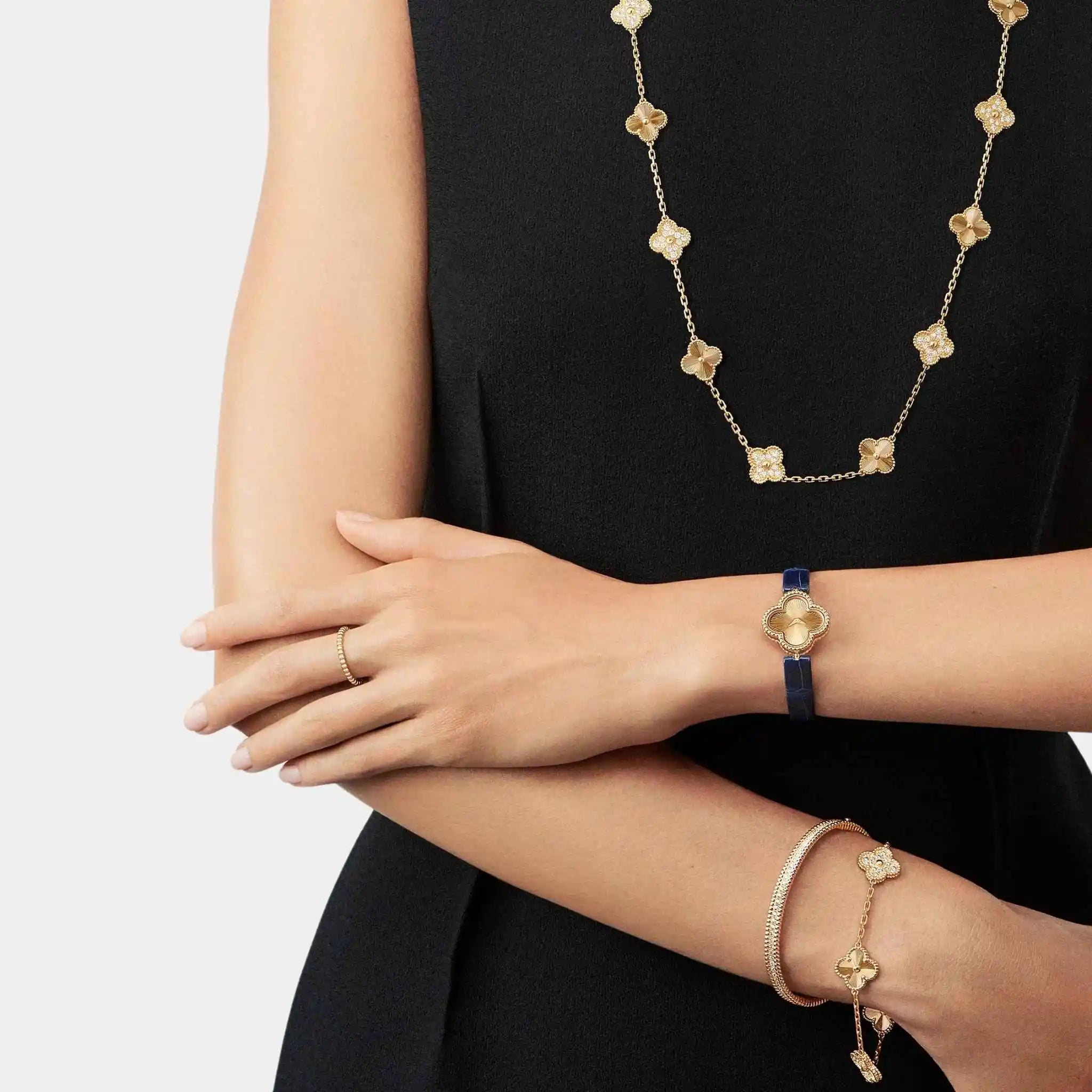 Van Cleef & Arpels Vintage Alhambra Bracelet 5 motifs, Gold with diamonds
Model Hand