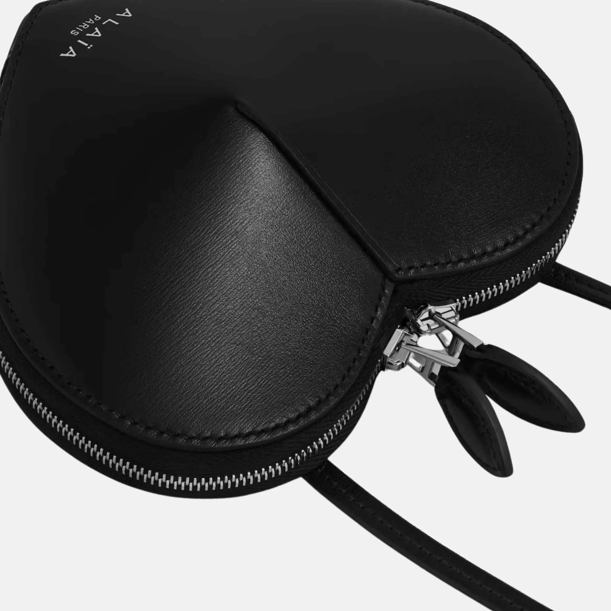 Alaia Le Coeur Small Bag in Leather, Black, Close