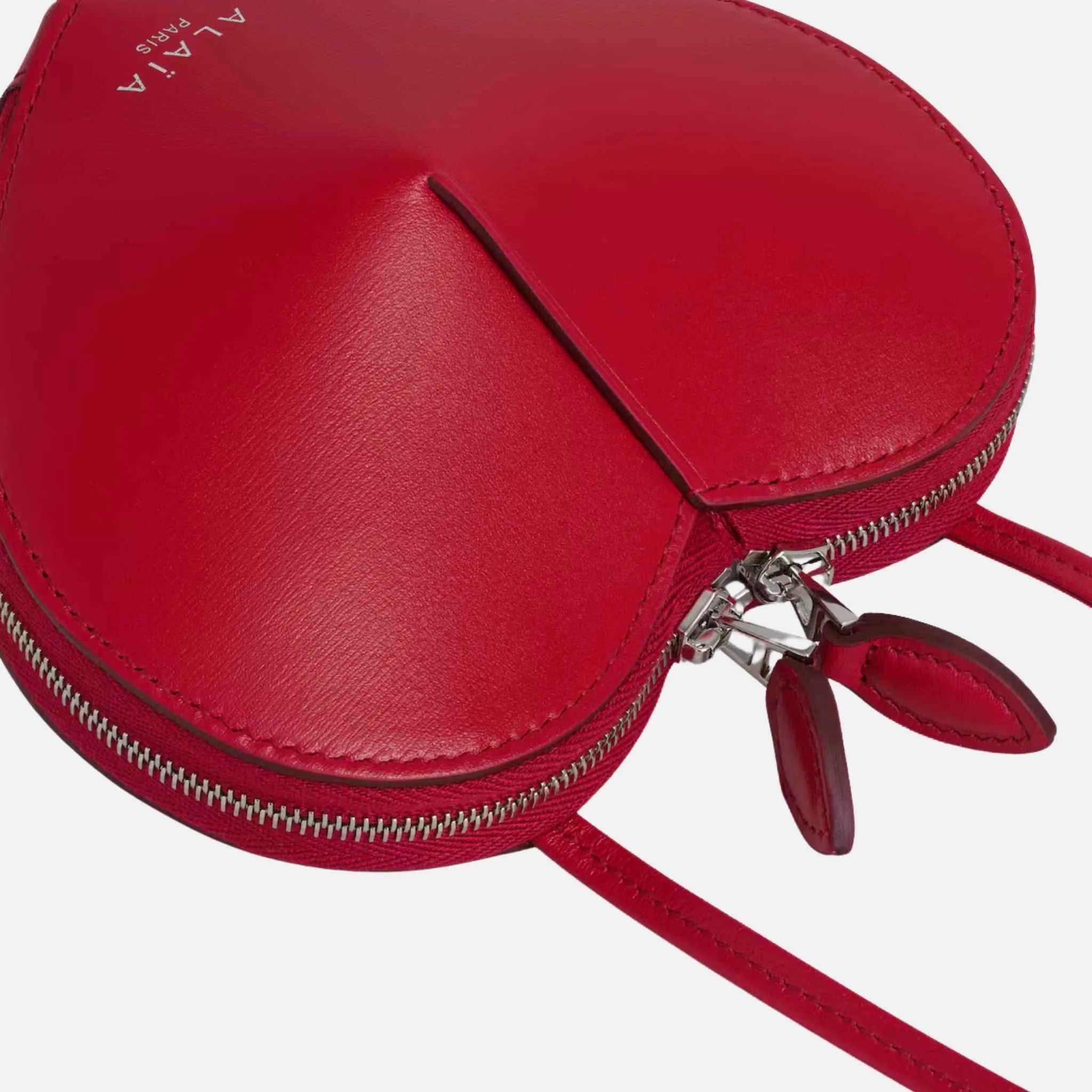 Alaia Le Coeur Small Bag in Leather, Red, Close