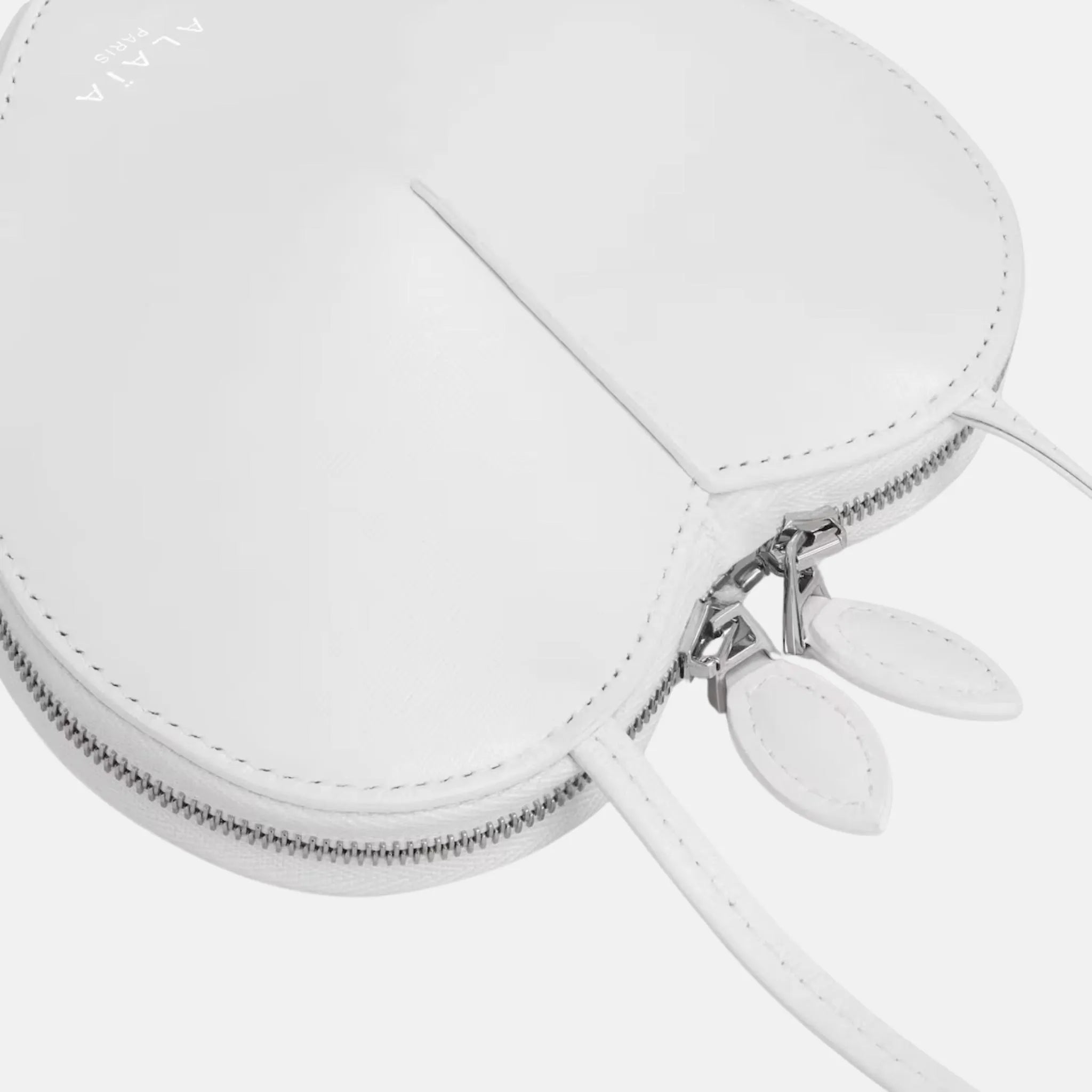 Alaia Le Coeur Small Bag in Leather, White, Close
