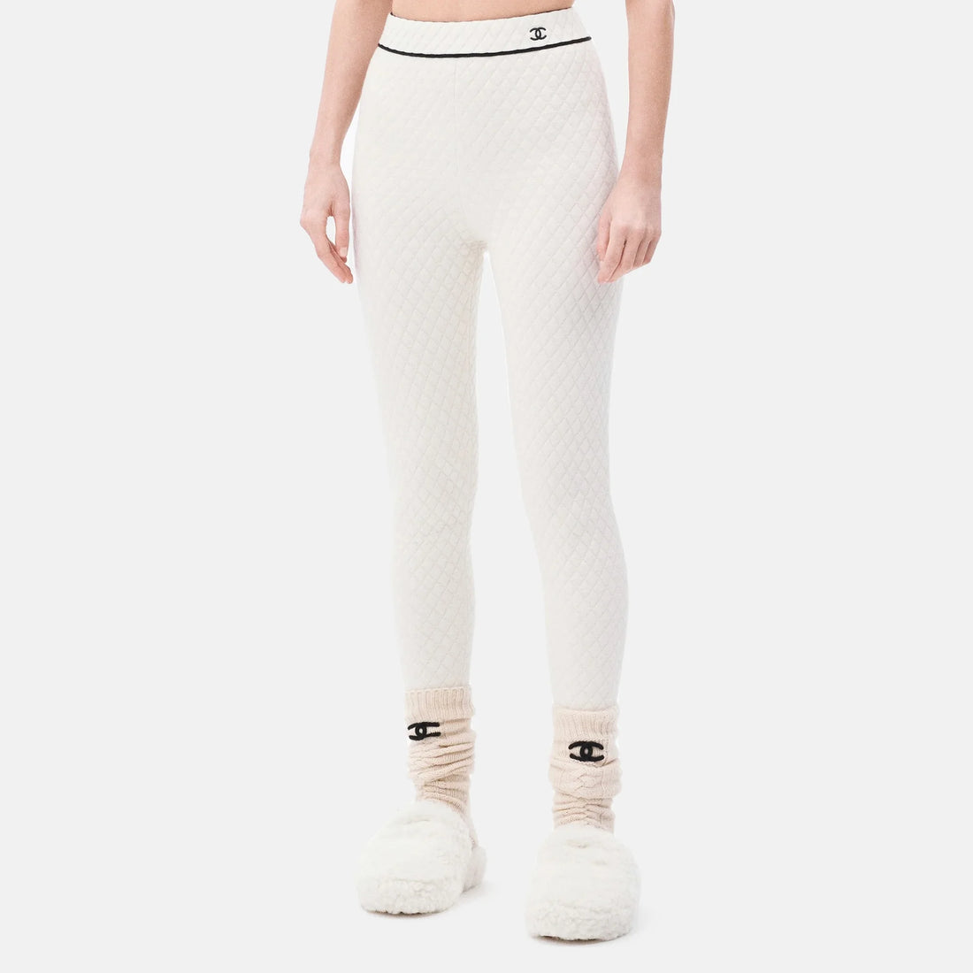 Chanel Leggings Cashmere & Silk in Ecru, Coco Neige 2026, worn front view
