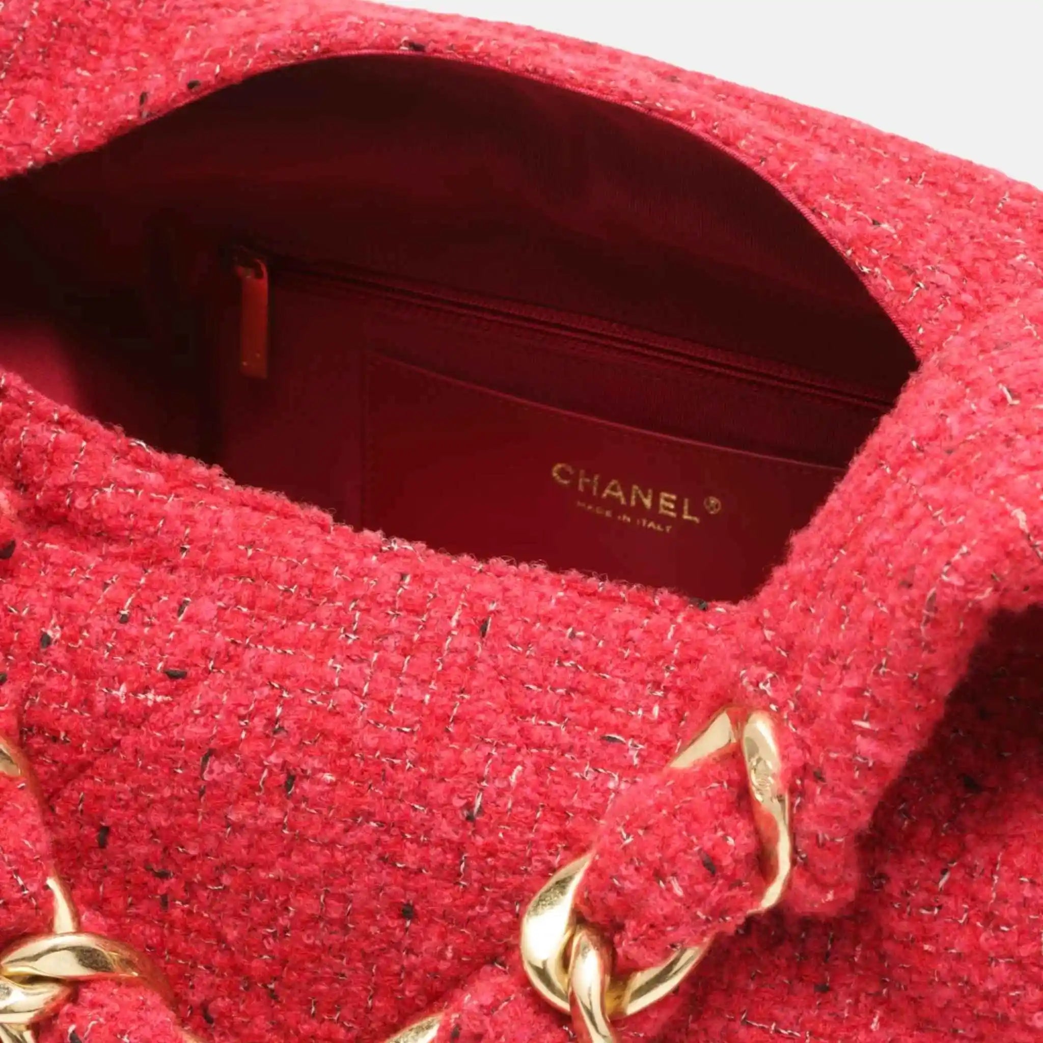 Chanel Maxi Hobo Bag Tweed Gold Metal, Close