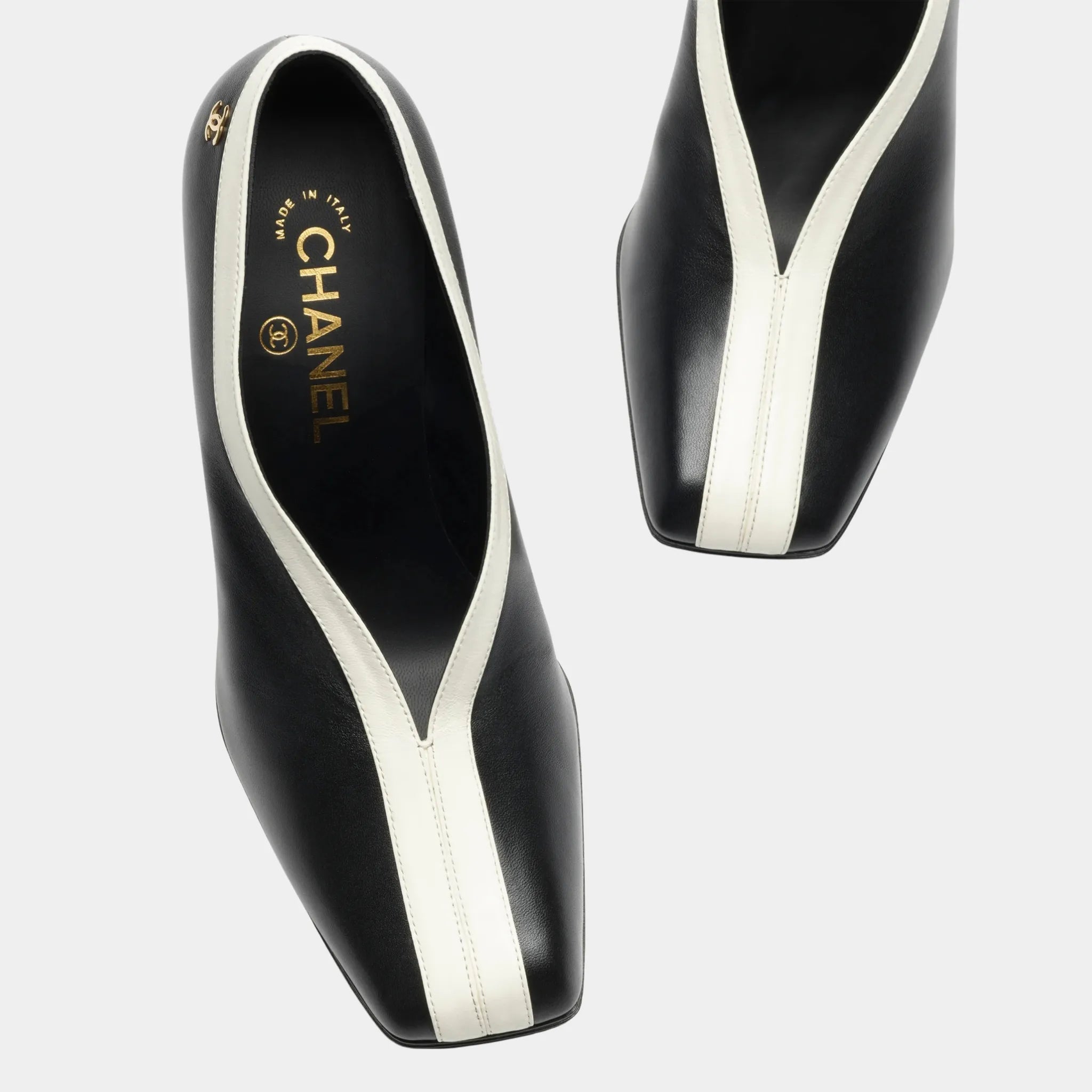 Chanel Pumps in Black & Ivory Lambskin, Top