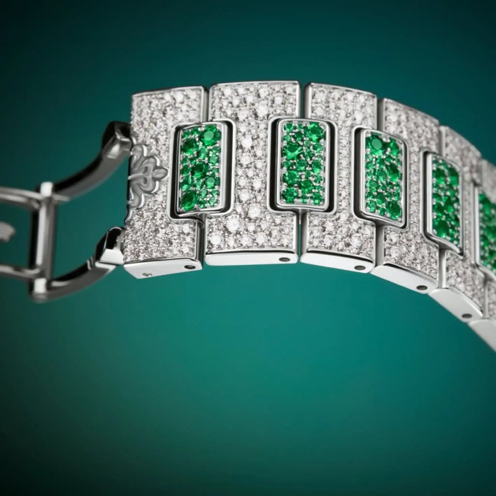 Patek Philippe 7118/1453G - Nautilus High Jewelry, Close