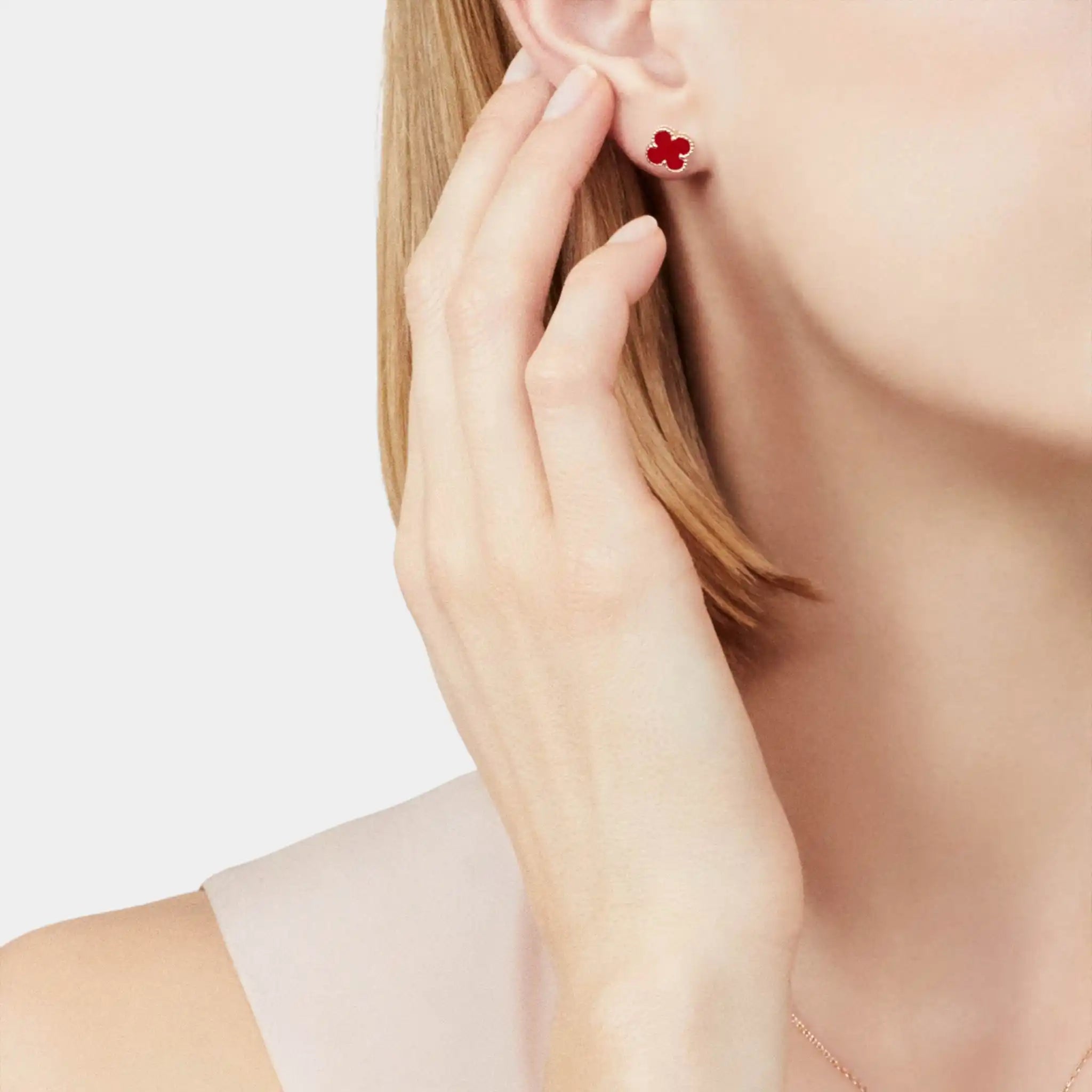 Van Cleef & Arpels Sweet Alhambra Earstuds Rose Gold Carnelian, Model