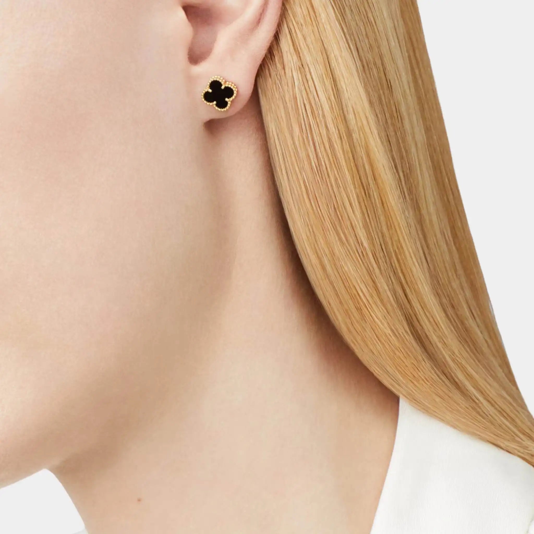 Van Cleef & Arpels Sweet Alhambra Earstuds Yellow Gold Onyx, Model