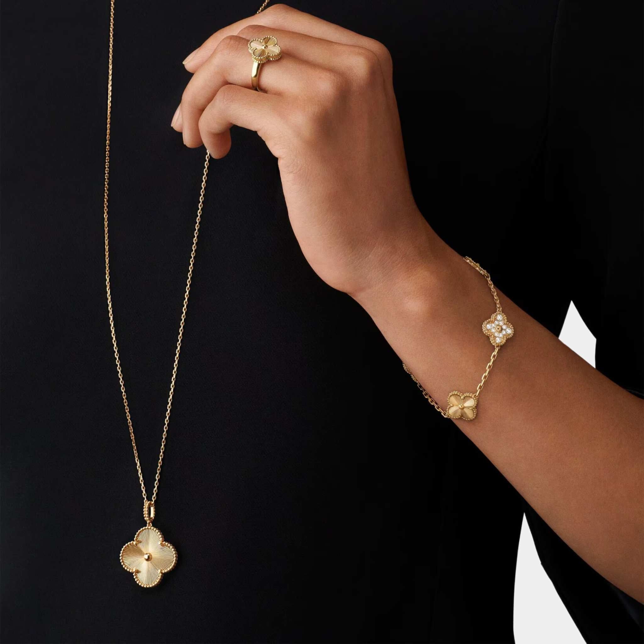 Van Cleef & Arpels Magic Alhambra Long Necklace 1 Motif Yellow Gold, Model