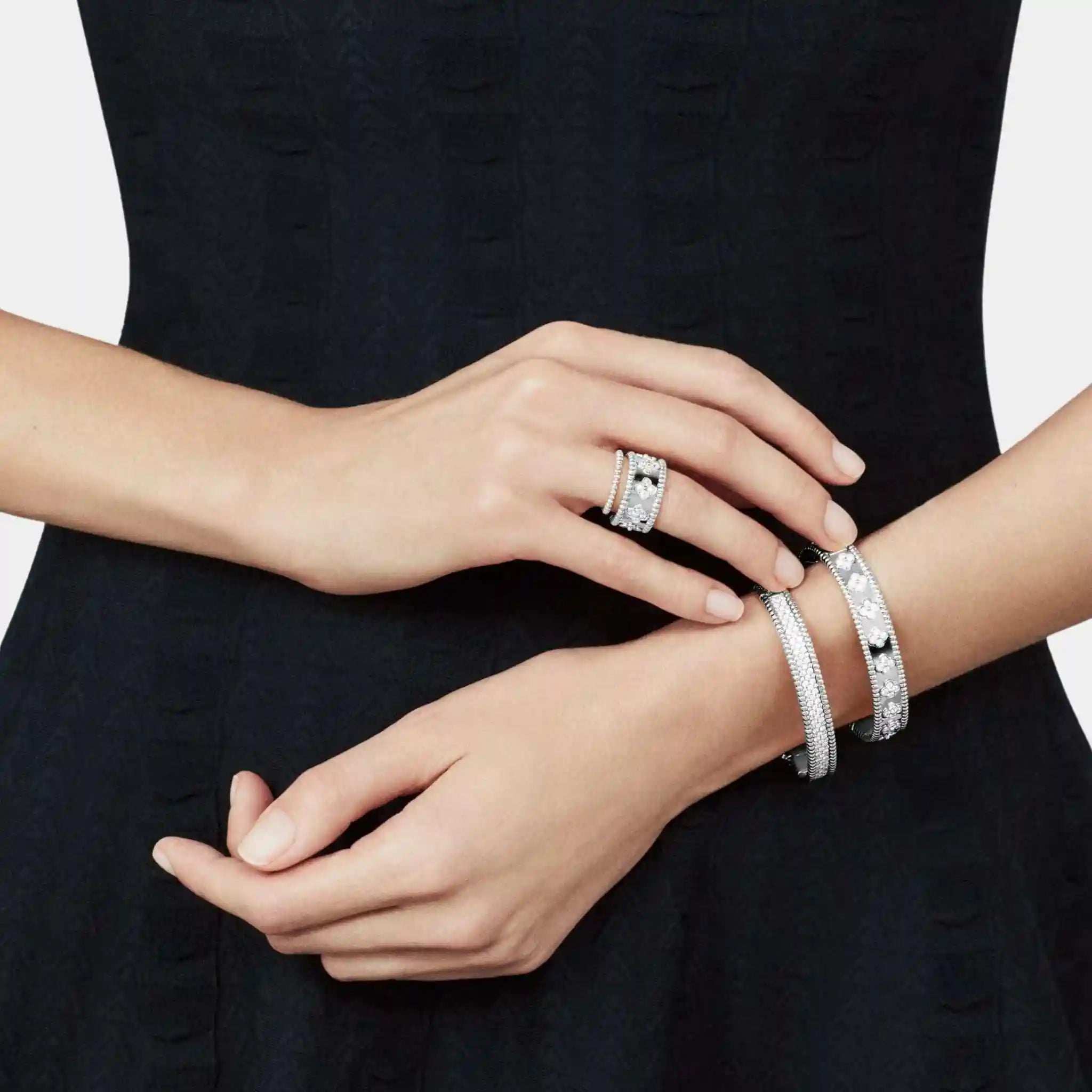 Van Cleef & Arpels Perlée Clovers Ring Medium Model White Gold Diamond, Model