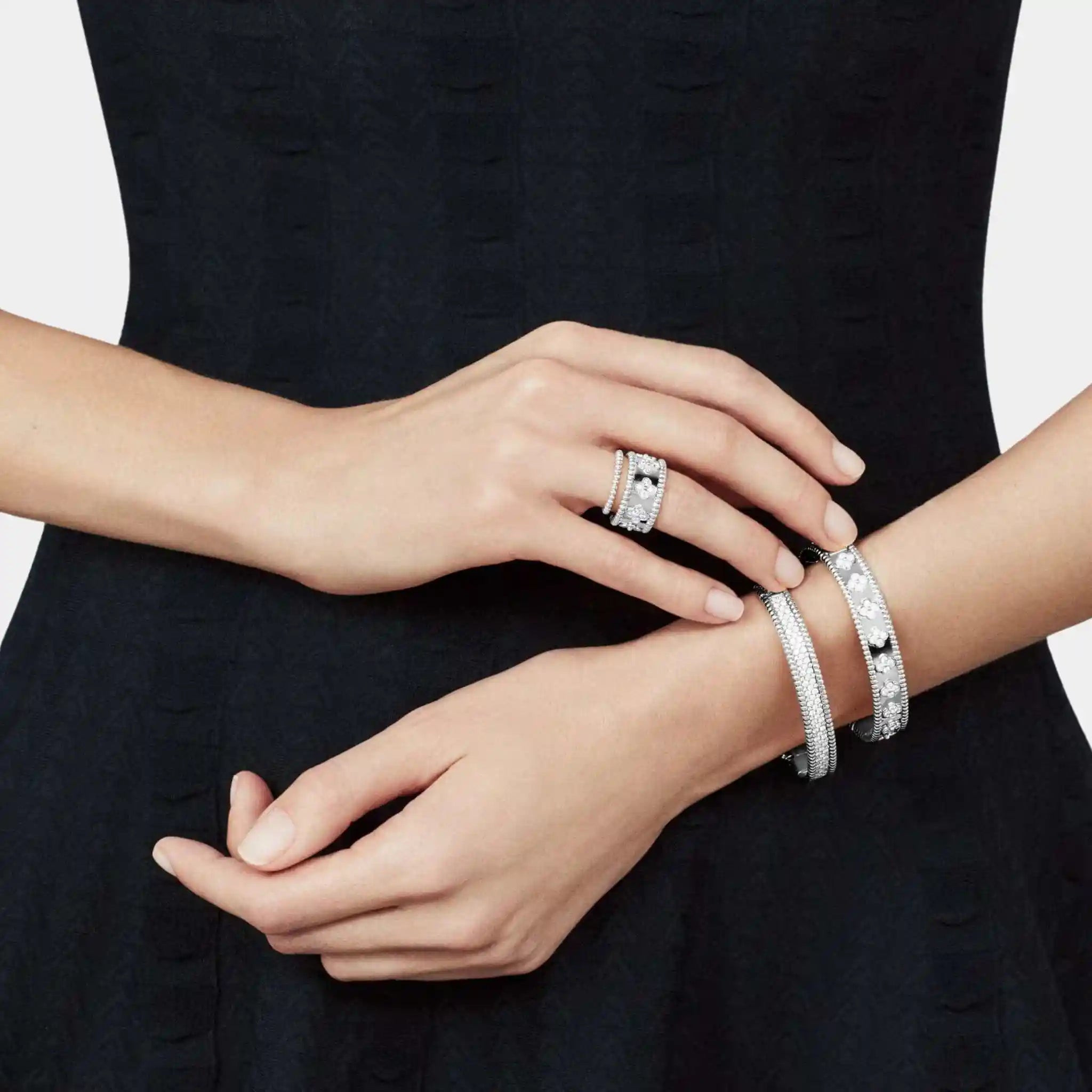 Van Cleef & Arpels Perlée Pearls Of Gold Ring Small Mode White Gold, Model