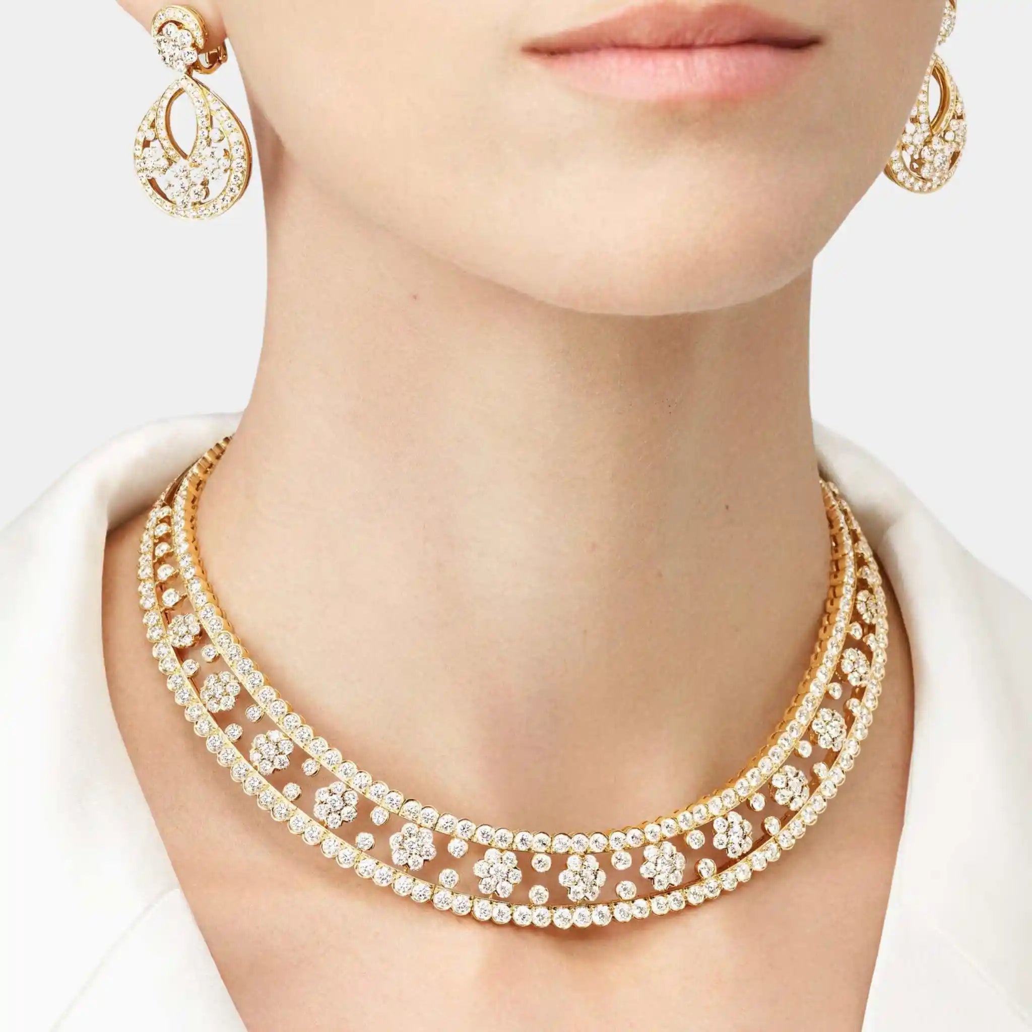 Van Cleef & Arpels Snowflake Necklace Yellow Gold Diamond, Model