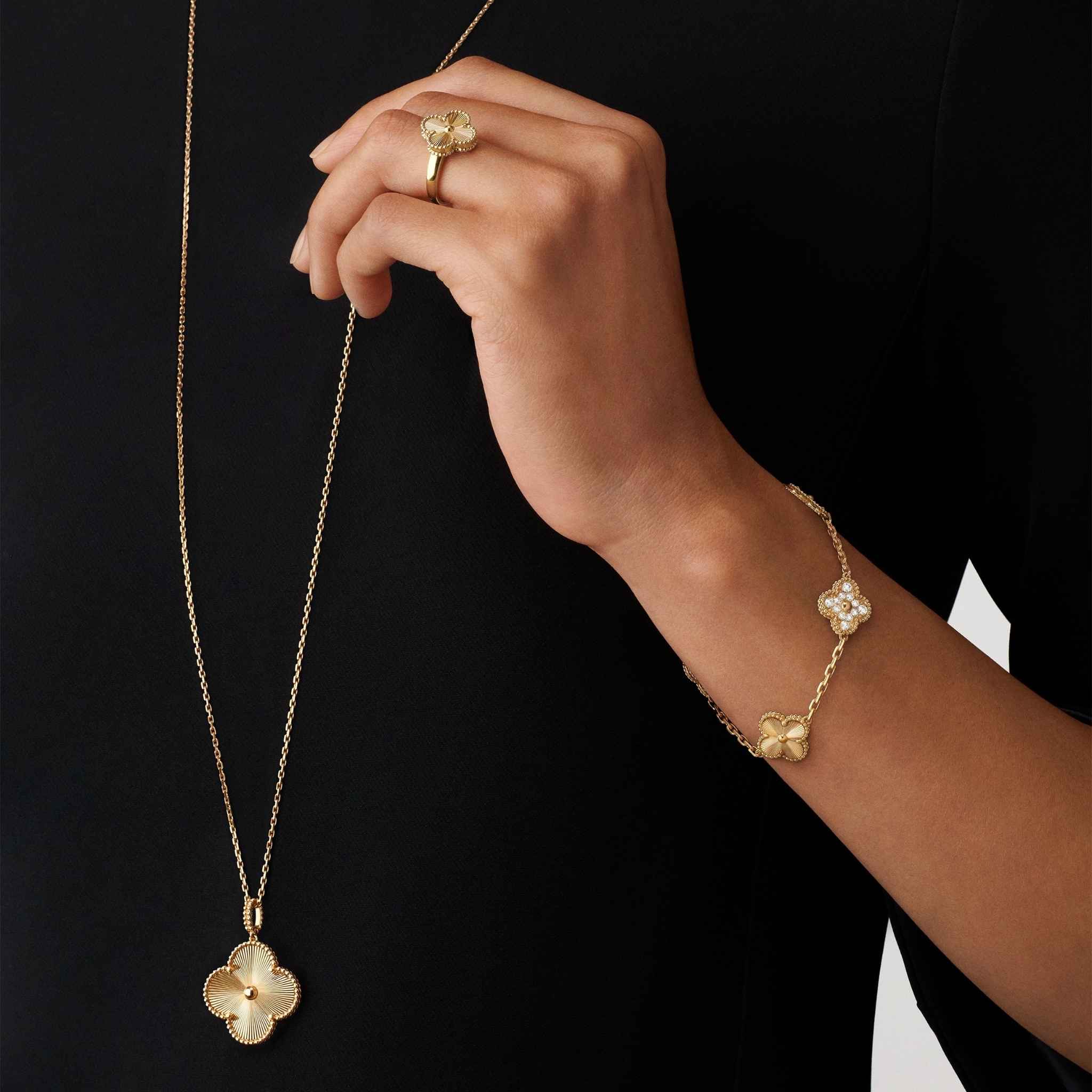 Van Cleef & Arpels Vintage Alhambra Bracelet 5 motifs, Gold with diamonds with model wearing