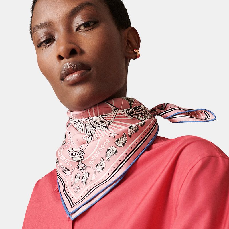 Hermes Chorus Stellarum Bandana 55, Antique pink, Model