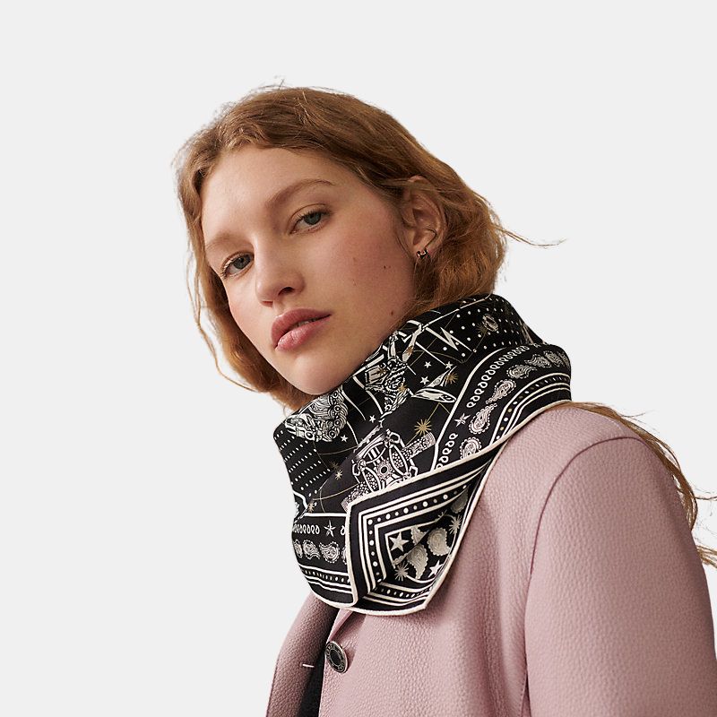 Hermes Chorus Stellarum Bandana 55, black, Model