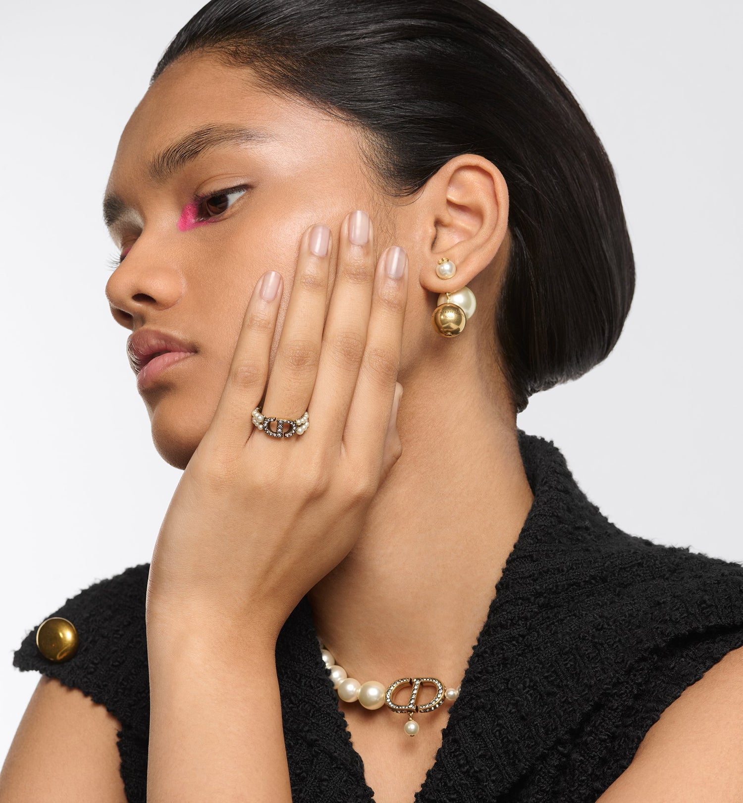 30 Montaigne Ring Antique Gold Finish Metal With White Resin Pearls And Silver-Tone Crystals