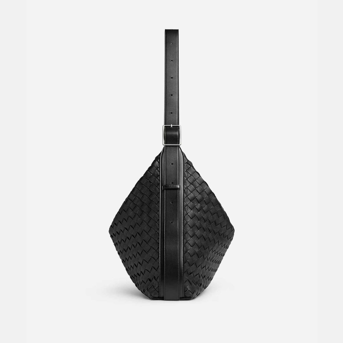 txt
حقيبة هوبو Traveler من Bottega Veneta بجلد الأيل Intrecciato، سوداء، جانبية