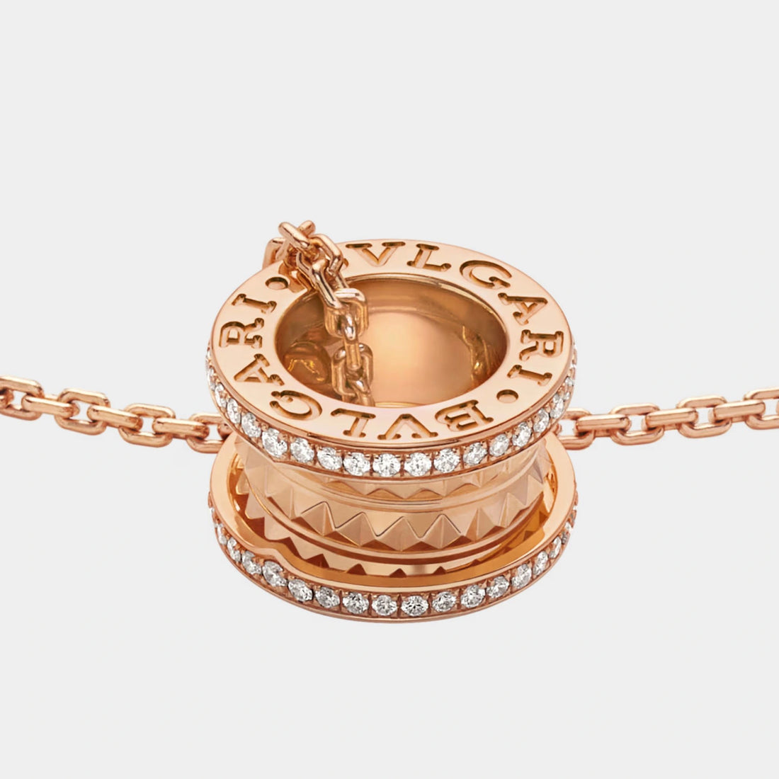 alt
عقد Bvlgari B.zero1 قلادة مزينة بألماس بافي لولبي الحواف من الذهب الوردي، لقطة مقربة