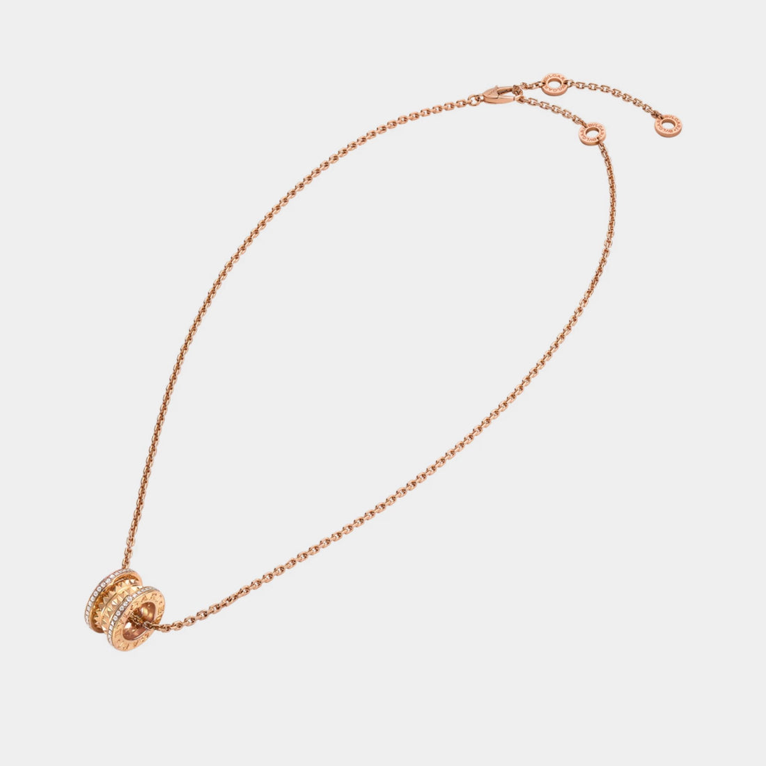 قلادة Bvlgari B.zero1 بتصميم حلزوني مرصعة بألماس بافيه على الحواف، من الذهب الوردي، بعيد
