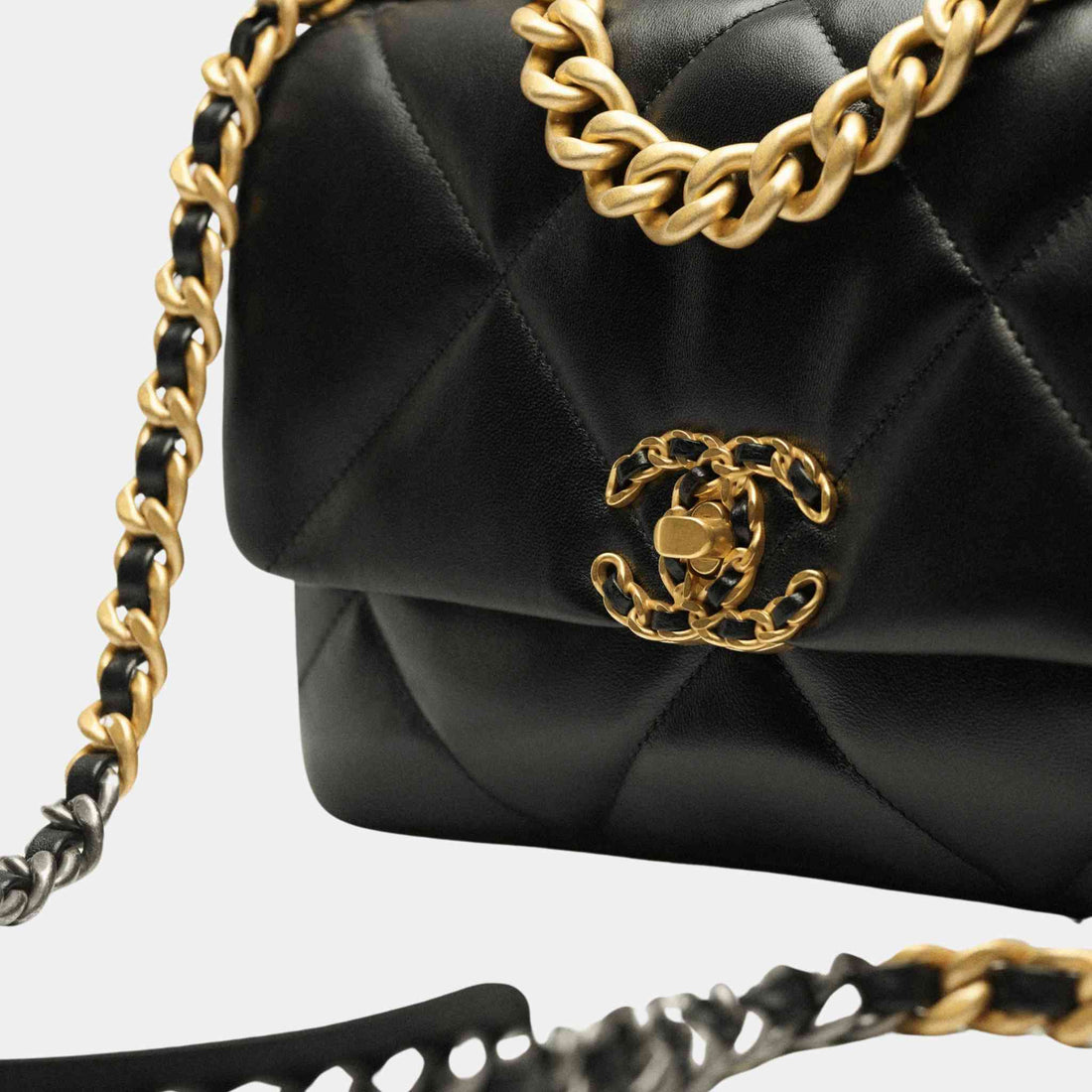 Chanel 19 حقيبة يد من جلد حمل لامع، أسود، عن قرب