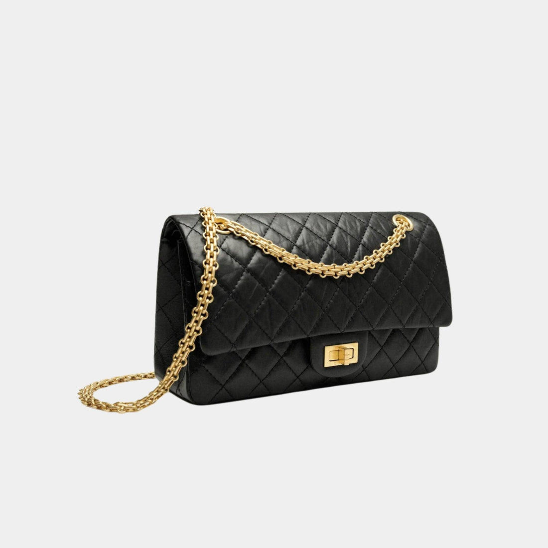 حقيبة Chanel 2.55 من جلد العجل المعتّق بمعدن بلون ذهبي، أسود، من الجانب