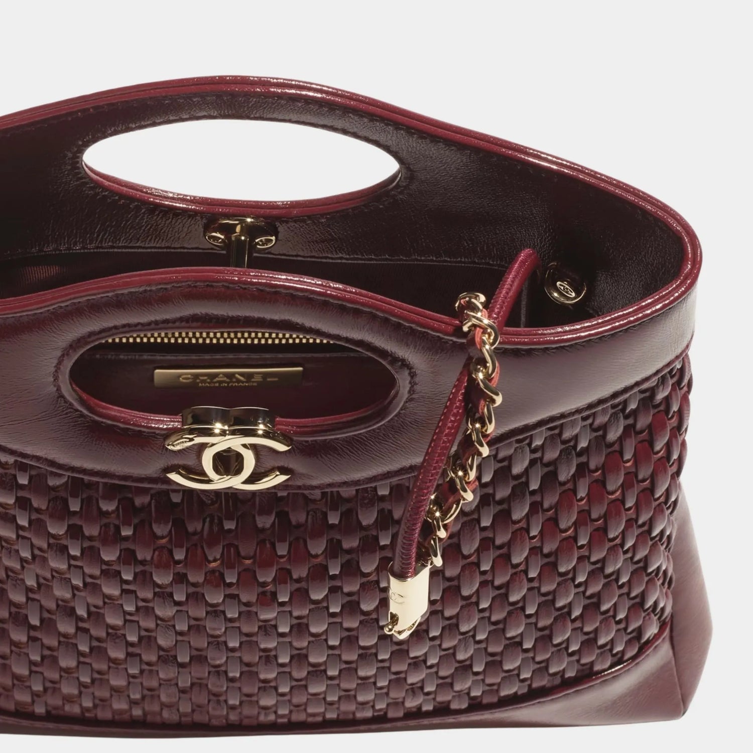 Chanel حقيبة تسوق ميني 31 من الجلد ومعدن بلون الذهب