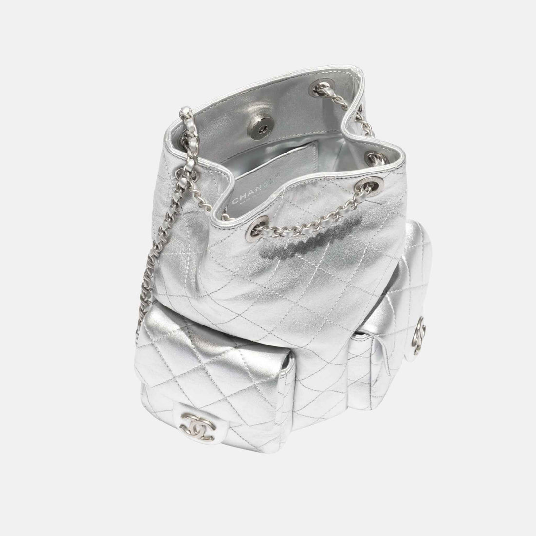 حقيبة ظهر Chanel كروز 2024/25 بجلد حمل معدني ومعدن فضي، من الداخل