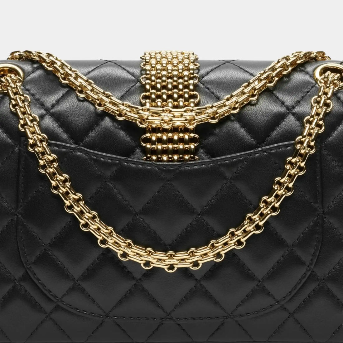 حقيبة Chanel 2.55 من جلد الحمل ومعدن مطلي بالذهب باللون الأسود