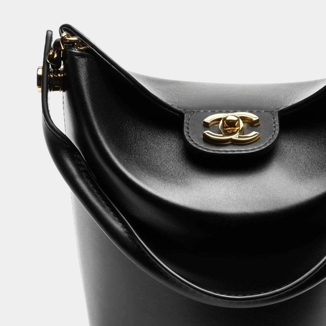 حقيبة دلو Chanel من جلد العجل اللامع ومعدن ذهبي اللون، سوداء