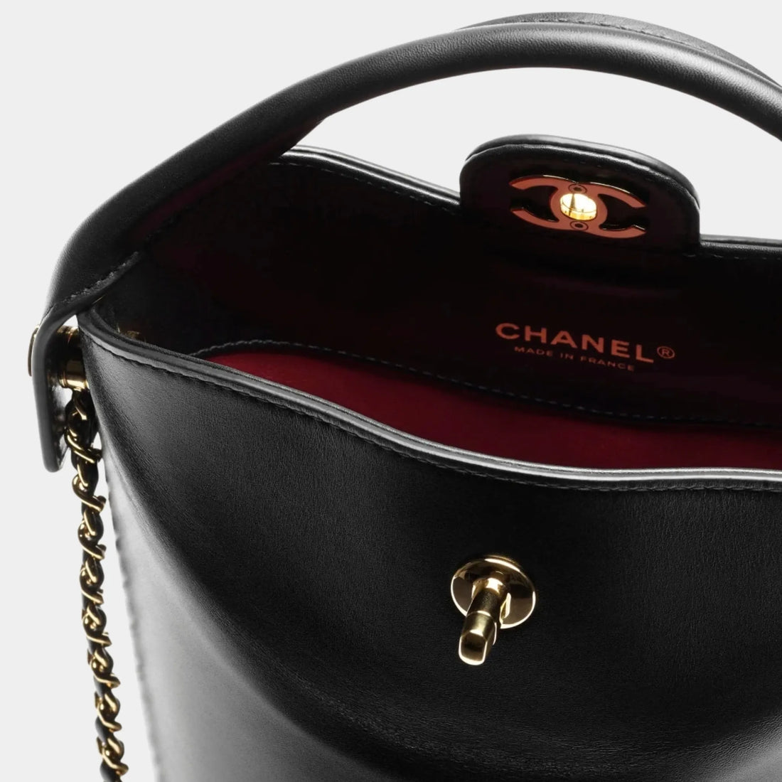 حقيبة دلو Chanel من جلد العجل اللامع ومعدن ذهبي اللون، سوداء