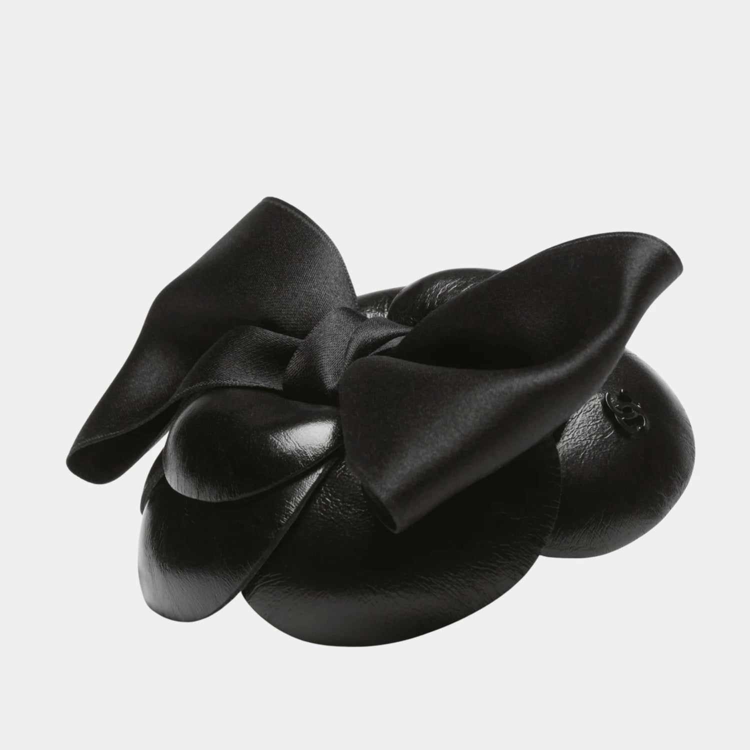 Camellia Silk satin black, Closeup