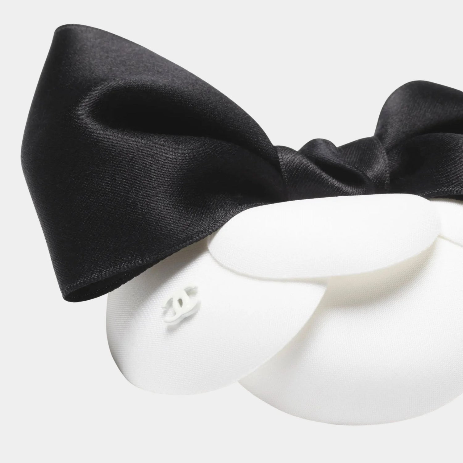 Camellia Silk satin White &amp; Black, Closeup