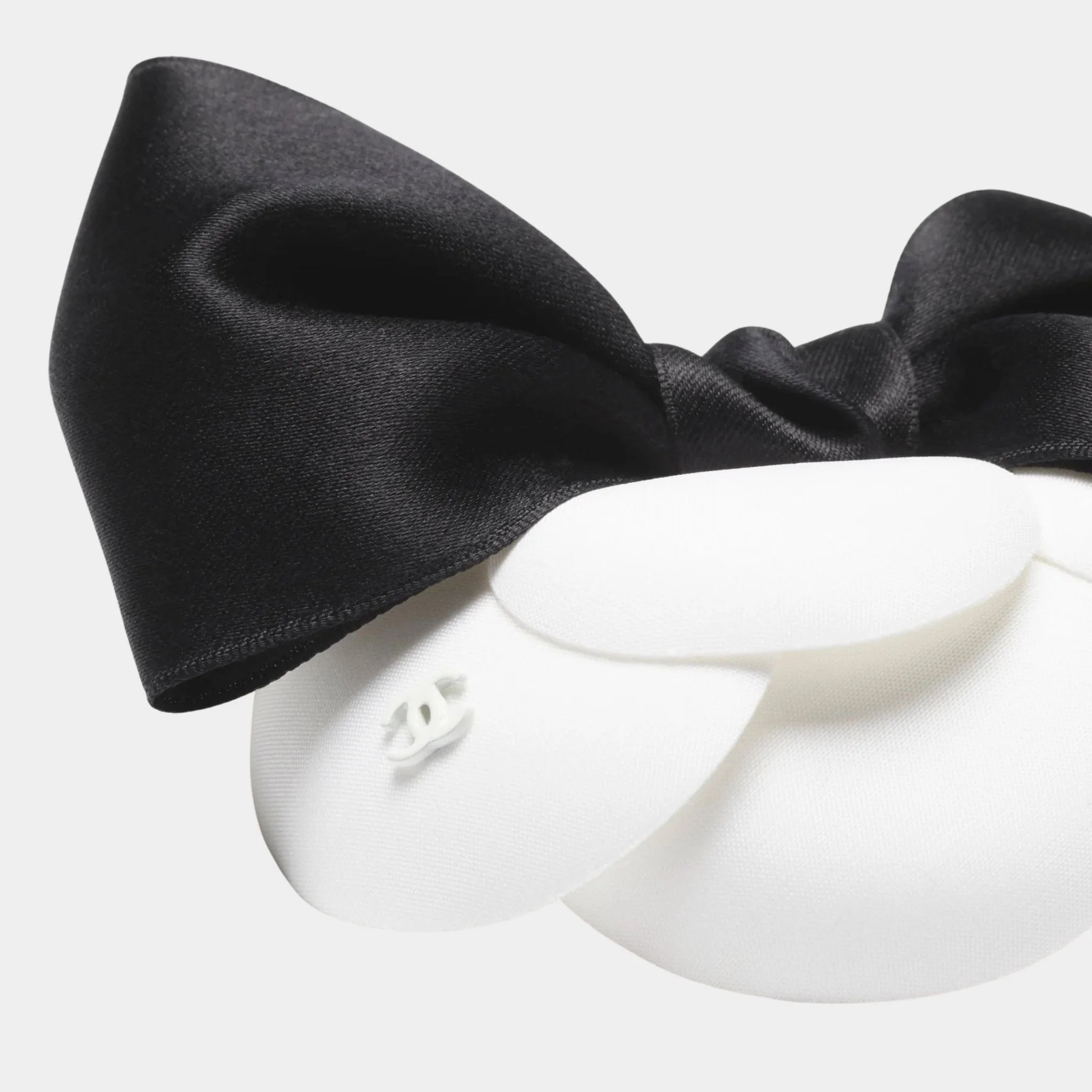 Camellia Silk satin White &amp; Black, Closeup