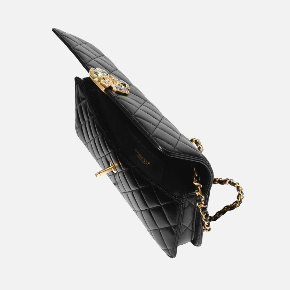 حقيبة كلاتش Chanel من جلد الحمل باللون الأسود، من الداخل