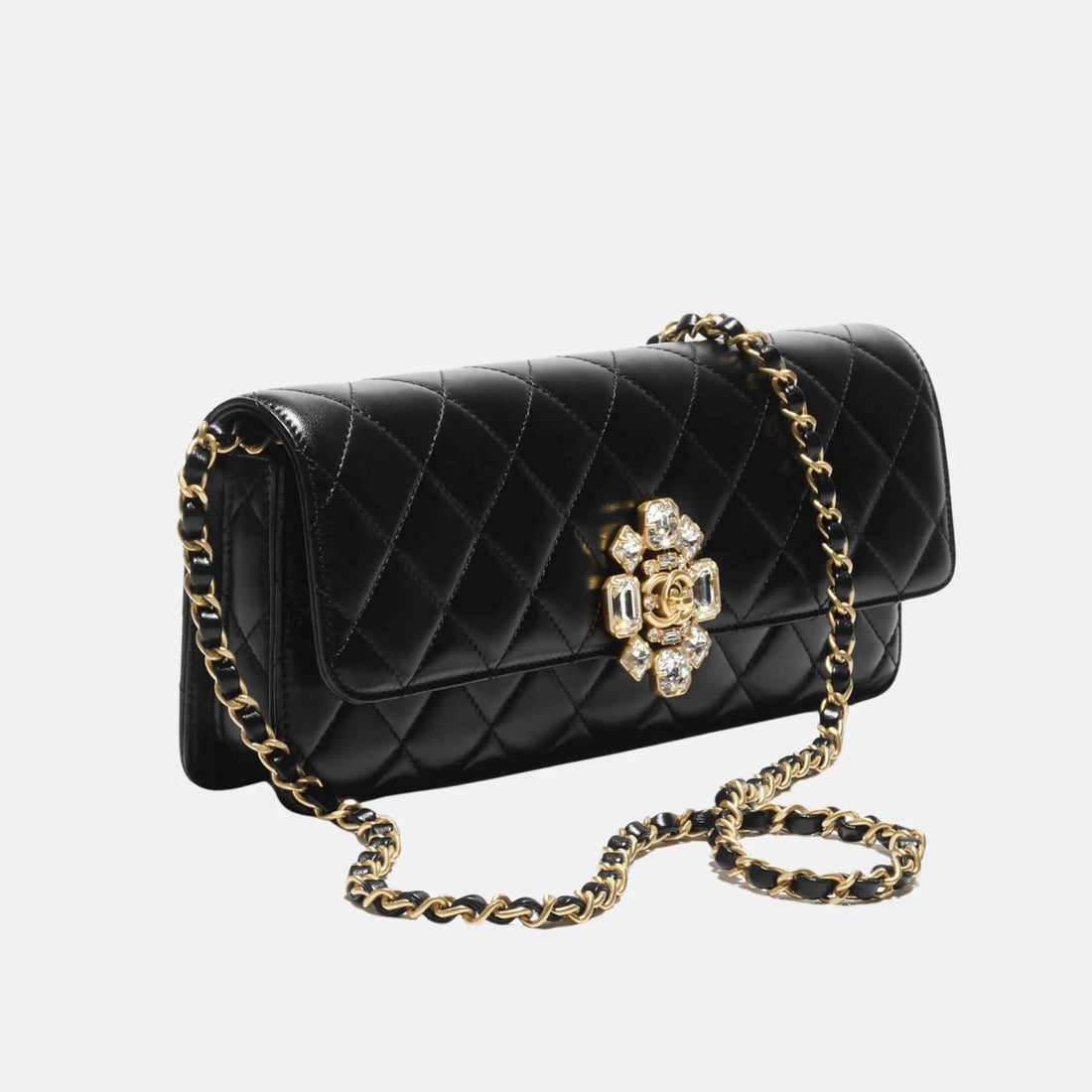 حقيبة كلتش Chanel من جلد الحمل باللون الأسود، من الجانب
