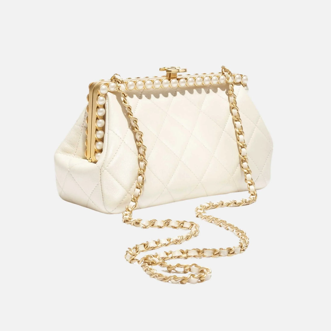 كلتش Chanel من جلد الحمل اللامع، مع لآلئ مقلدة ومعدن بلون ذهبي، بلون بيج فاتح، جانب