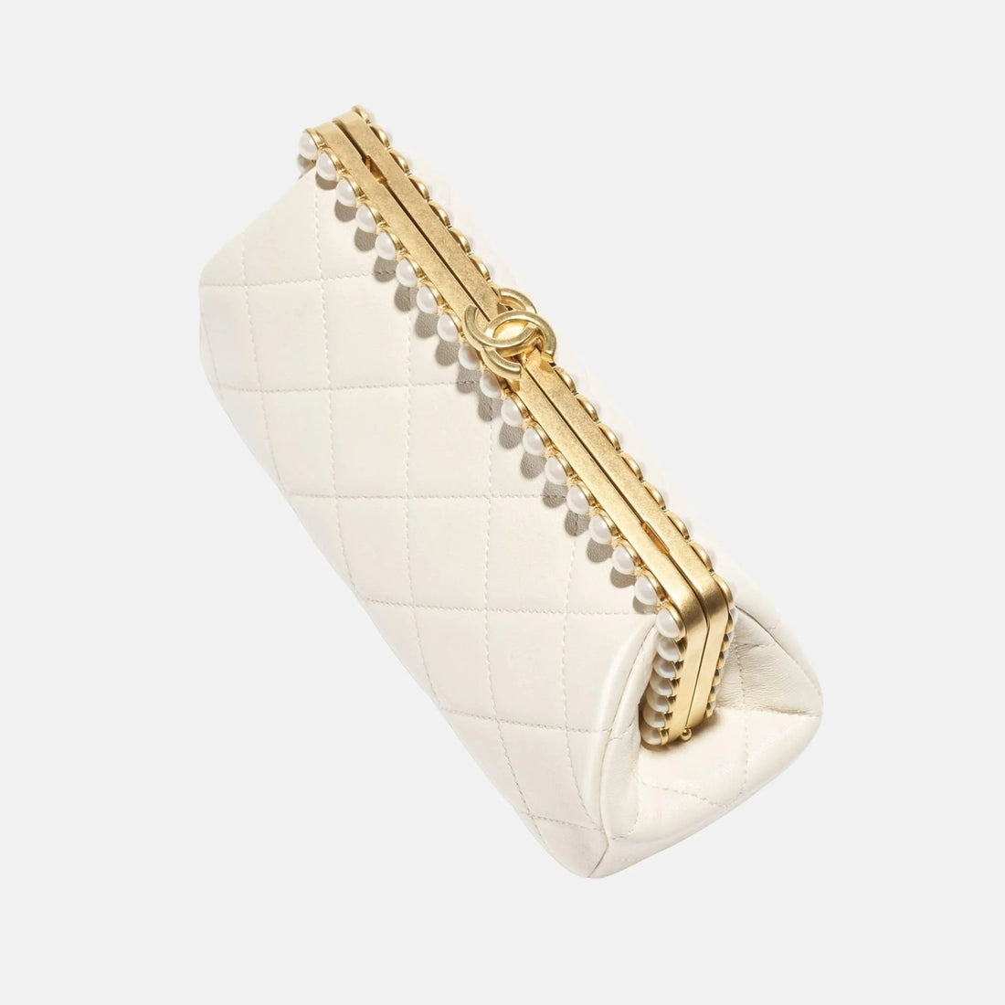 alt
كلتش Chanel بجلد الحمل اللامع مع لآلئ مقلدة ومعدن بلون ذهبي، بيج فاتح، علوي