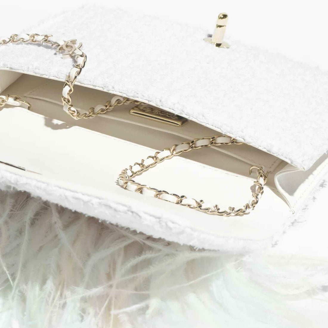 Chanel Clutch In Tweed Feathers Pearls & Gold Tone Metal White, Inside
