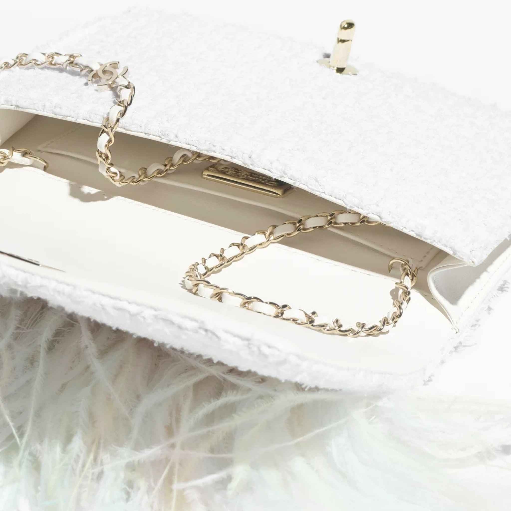 Chanel Clutch In Tweed Feathers Pearls &amp; Gold Tone Metal White, Inside