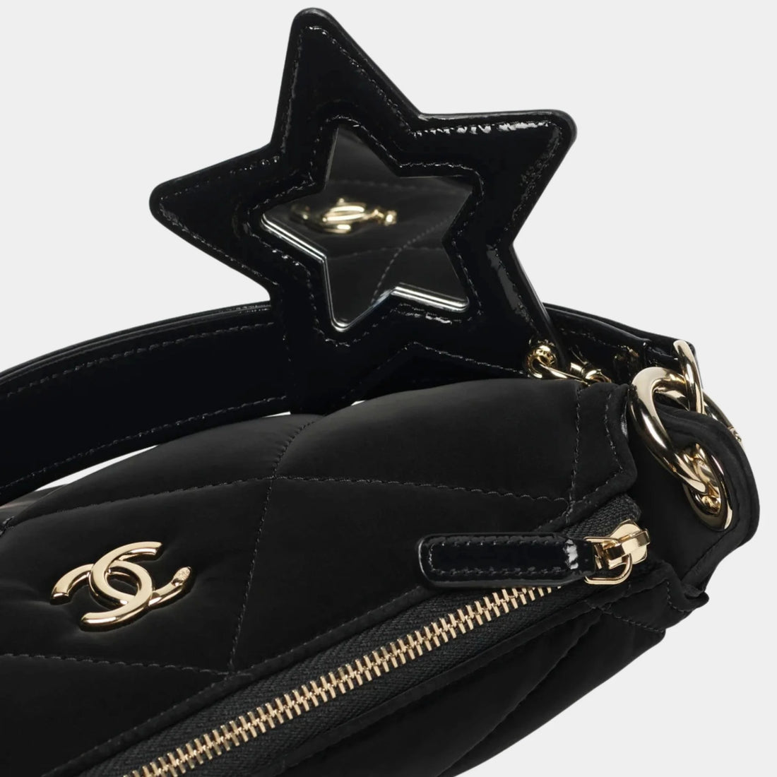 alt
كلتش Chanel بسلسلة، أسود، من نايلون بتأثير المخمل وجلد عجل مجعّد لامع 