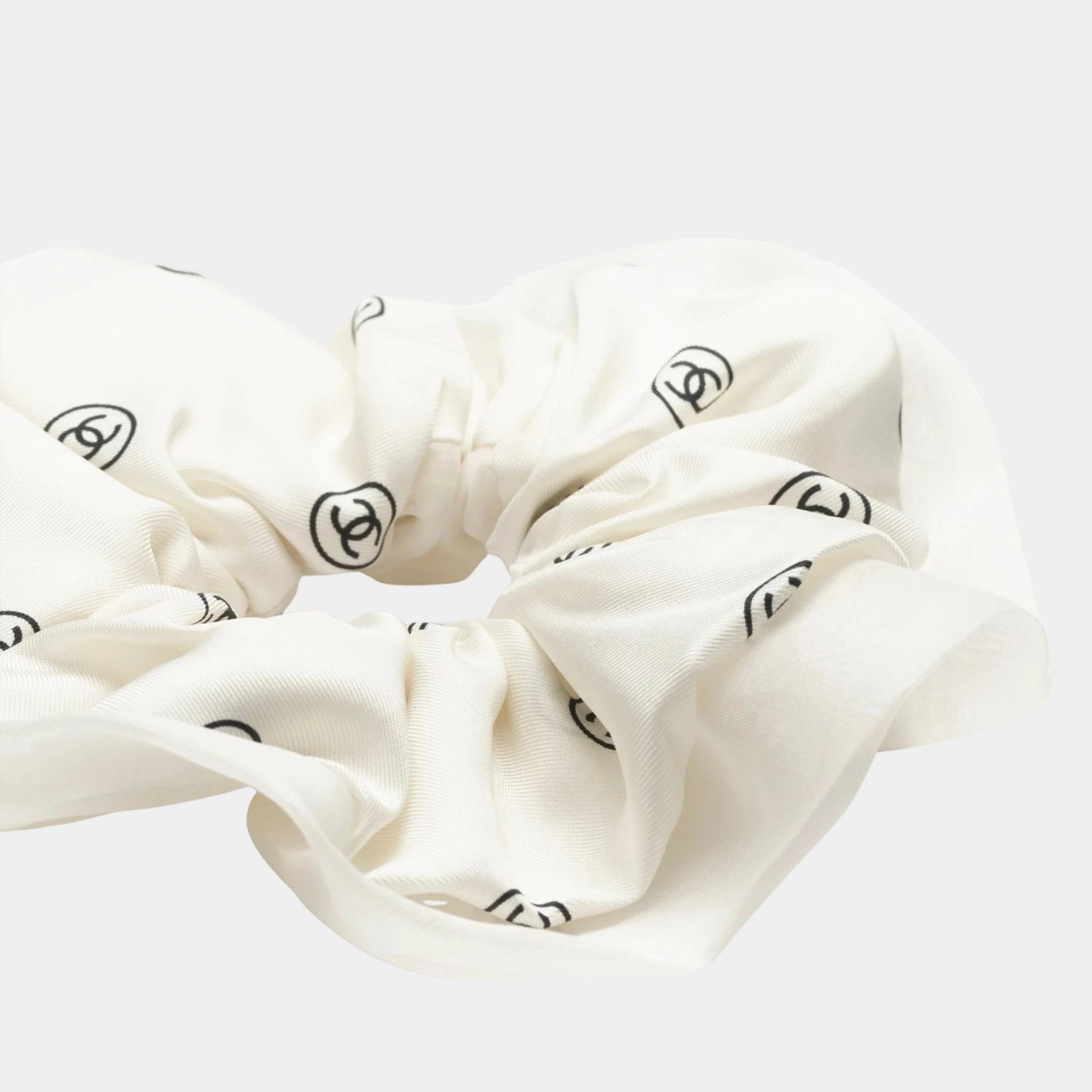 Chanel Hair accessory Silk twill Black &amp; White, Closeup
