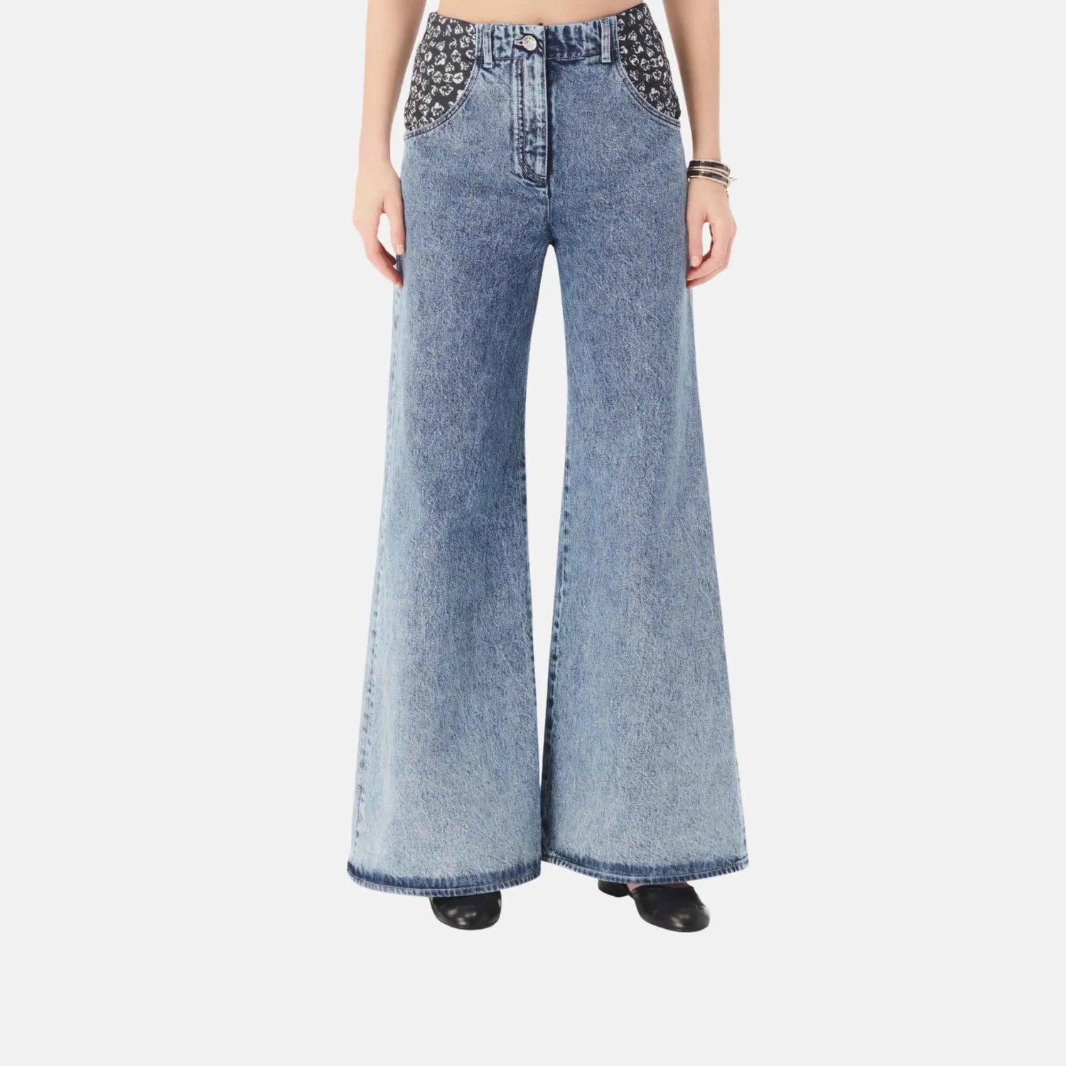 Chanel Jeans in Printed Washed Denim, Close
