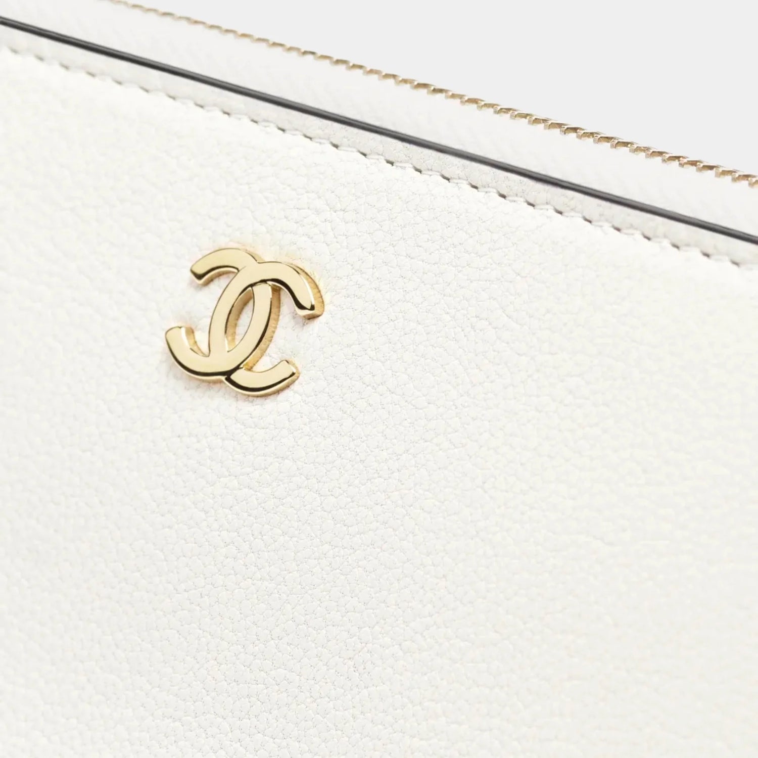 Chanel Long Zipped Wallet in White Black Grained Goatskin &amp; Gold Metal, Front