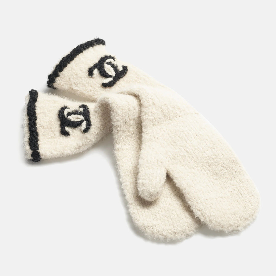 Chanel Mittens Cashmere & Alpaca in Ecru and Black, Coco Neige 2026, close up detail