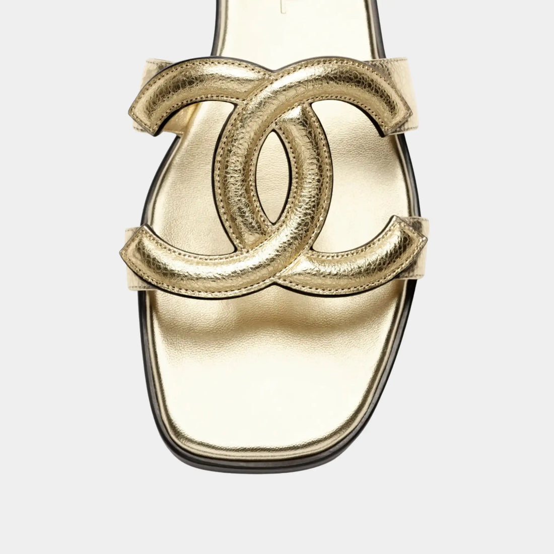 ميويلز Chanel من جلد العجل المصفح المتشقق باللون الذهبي، علوي