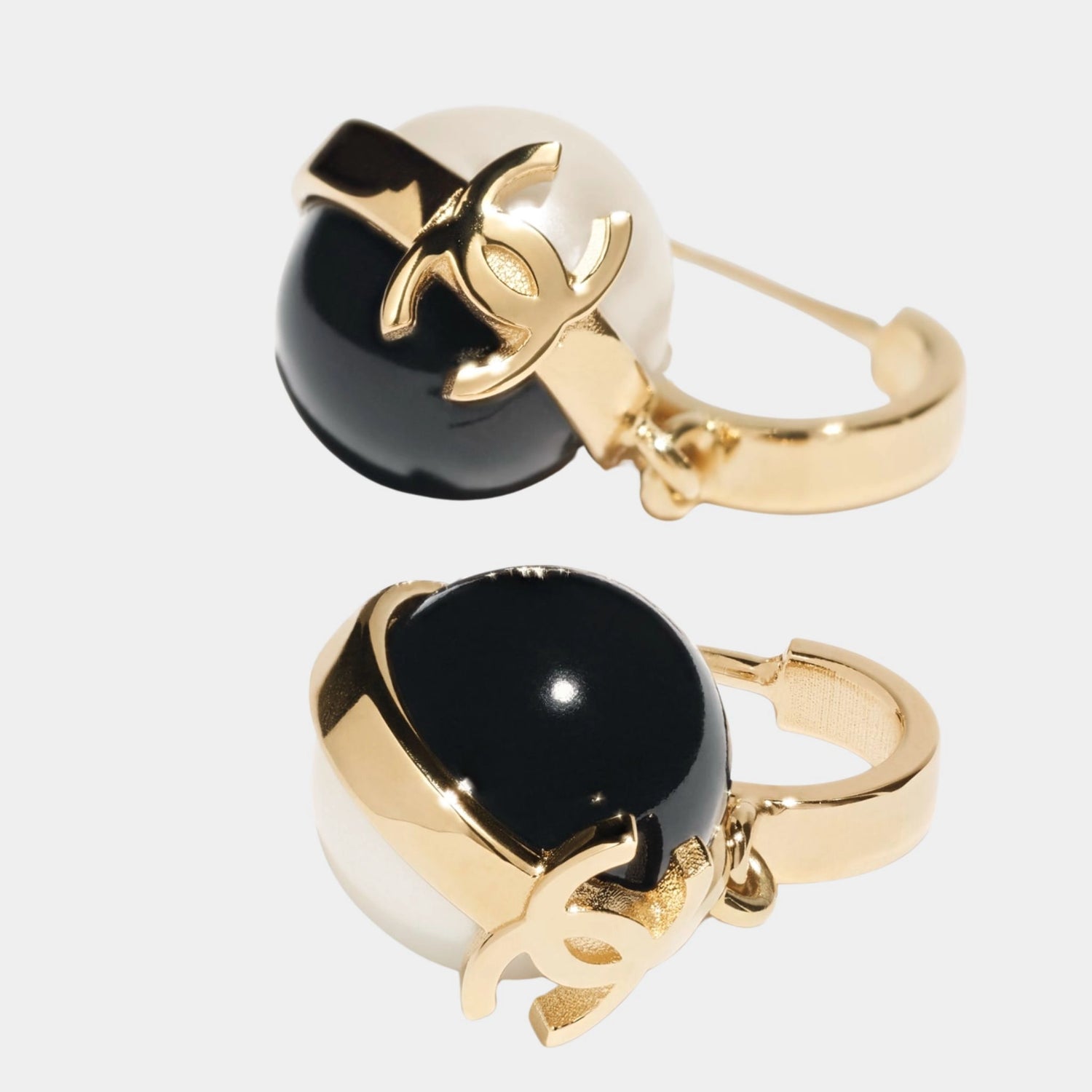 Pendant Earrings Metal &amp; Resin Gold black &amp; Pearly White, Closeup