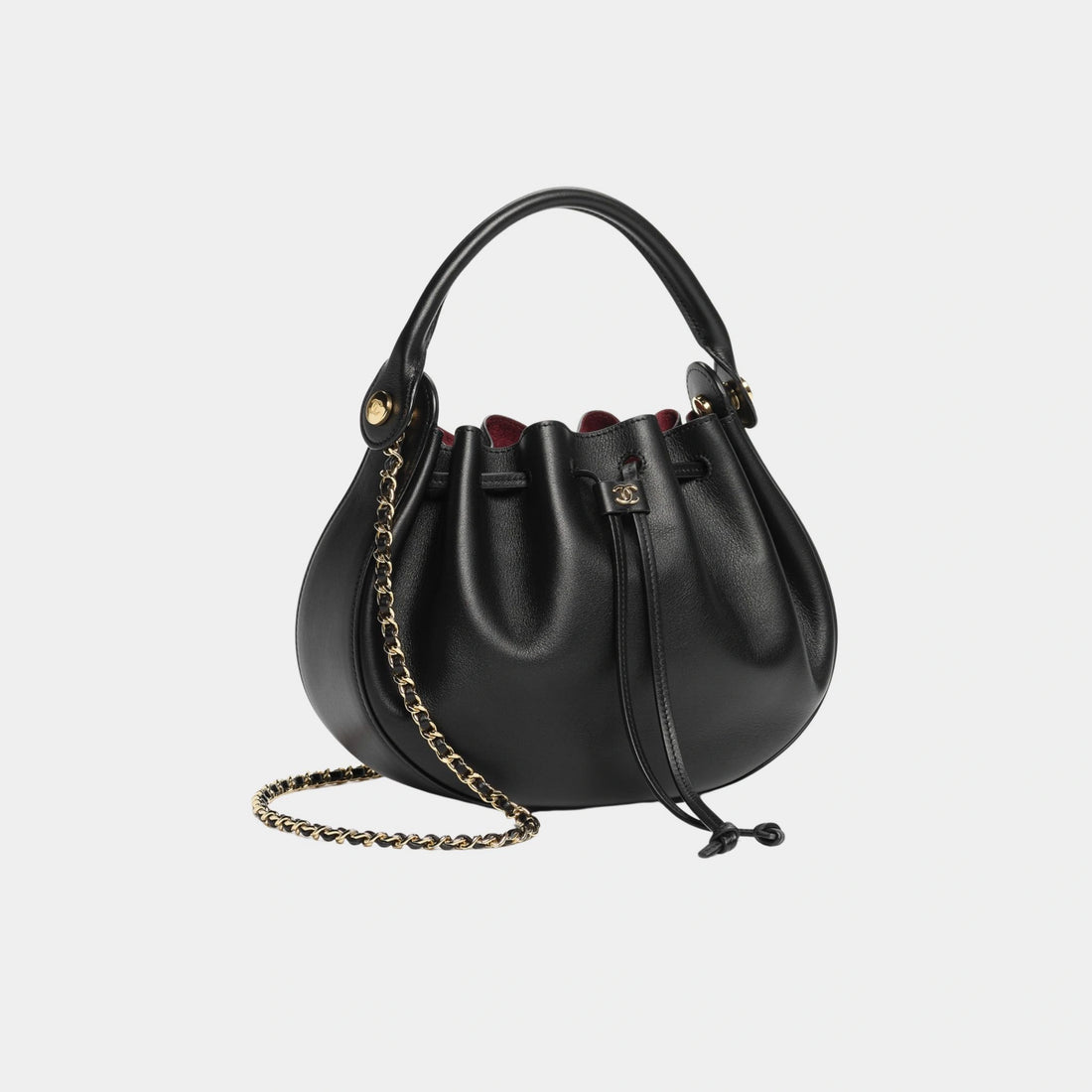 حقيبة هوبو صغيرة من Chanel بجلد العجل ومعدن بلون ذهبي، سوداء