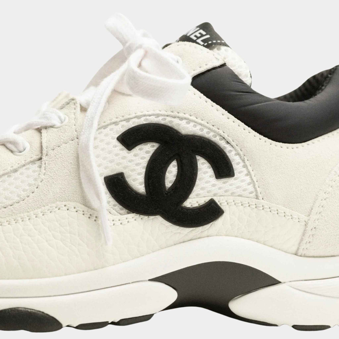 Chanel حذاء رياضي من الشبك والشمواه وجلد العجل المحبب، أبيض وأسود، شعار