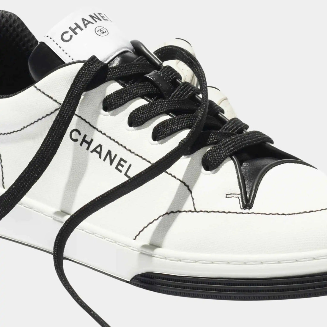 سنيكر Chanel قطني بالأبيض والأسود، لقطة مقرّبة