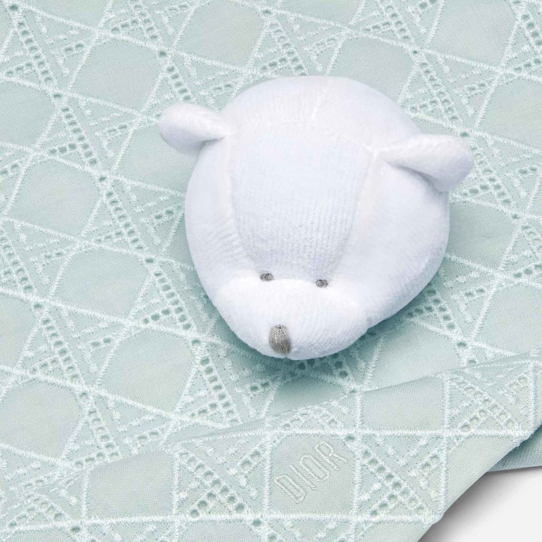 بطانية Dior Bear اللطيفة باللون الأزرق الفاتح من قطن فوال وجيرسي بنقشة Cannage، لقطة مقربة