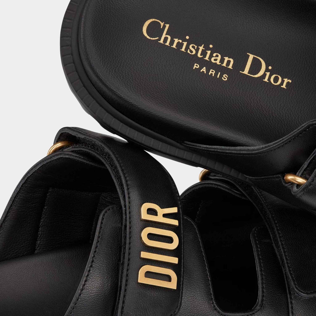 Dior Dioract Slide أسود من جلد الحمل، لقطة مقرّبة