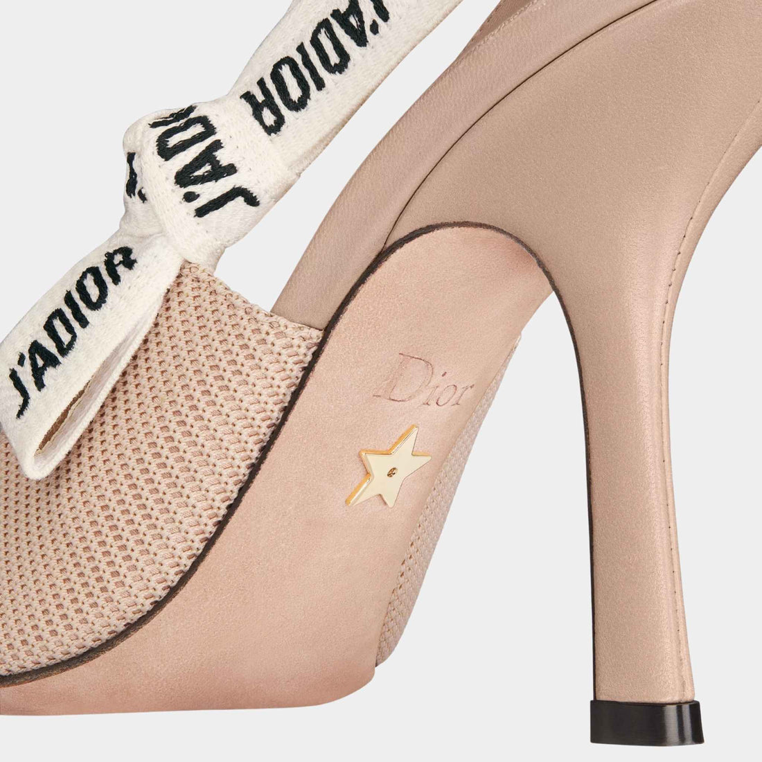 Dior J'Adior حذاء كعب عالٍ بسير خلفي من قماش تقني بلون نيود، لقطة مقربة من الخلف